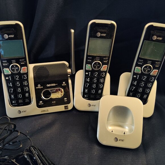 AT&T BL102 -3 Cordless Phone Answering System - 3 Handsets Intercom USA - Picture 2 of 5